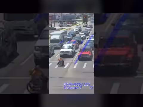 رجل سبايدرمان يساعد رجلًا على كرسي متحرك