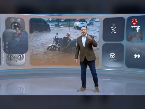 شاب يجلس بهدوء وسط السيول ويثير دهشة الجميع