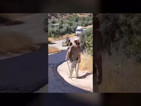 مستوطنون يعيقون أعمال تعبيد طريق