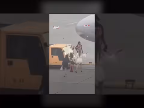 مسافرتان تحاولان اللحاق بطائرتهما بعد تأخرهما بمطار شيريميتيفو بموسكو