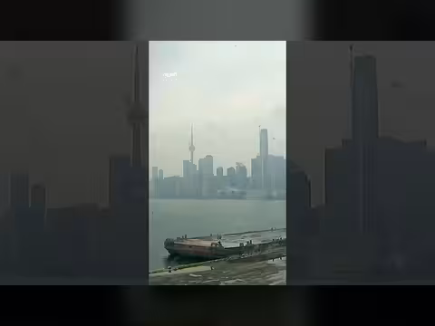 دخان كثيف يغطي سماء تورنتو بسبب حرائق الغابات