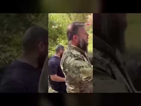 مشاهد متداولة لحوار أخوي بين حرس الحدود السوري واللبناني