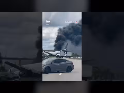 طائرة شحن تتجاوز مدرج مطار ميامي وتصطدم بمركبات