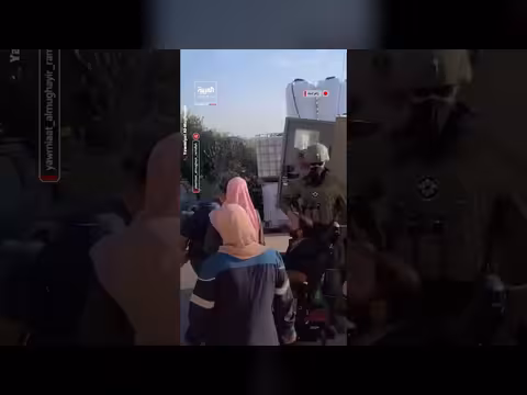 فلسطيني معاق يعترض آلية إسرائيلية لتحرير نجله المعتقل في المغير