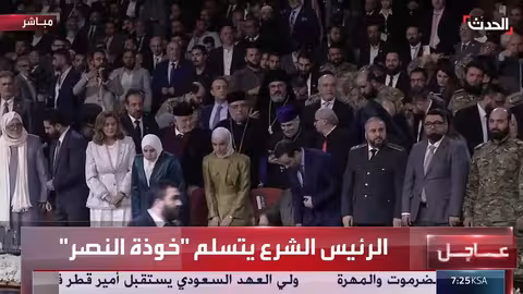 الرئيس السوري أحمد الشرع يتسلم خوذة أول قتيل في معركة ردع العدوان