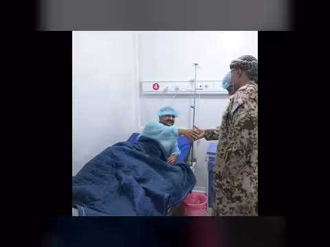 طارق صالح يزور مقبرة الشهداء ويتفقد الجرحى في المخا