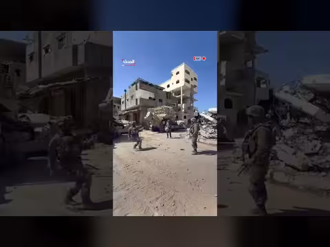 جنود إسرائيليون يلعبون كرة القدم بين أنقاض منازل غزة المدمرة