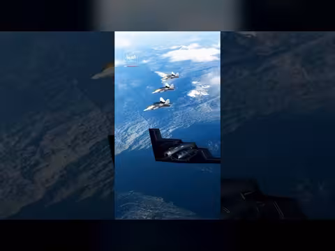 دان سكافينو ينشر مقطعاً لتحليق مقاتلات F - 22 مع قاذفة B - 2