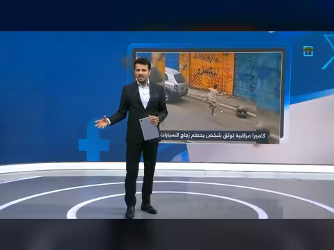 كاميرا مراقبة توثق شخص يحطم زجاج السيارات في تعز