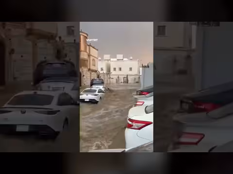 سيول جارفة تجتاح حي الوسام بالطائف وتغمر المركبات
