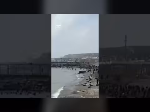 مشاهد لآلاف المهاجرين يعبرون سيرًا إلى سبتة بشمال إفريقيا