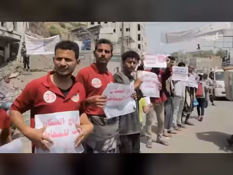 وقفة استغاثة لأهالي حي المناخ