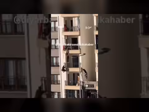 شاب ينجذ طفلة من السقوط من الطابق الثالث في تركيا
