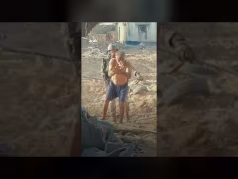 صورة مسربة تكشف استخدام الجيش الإسرائيلي فلسطينيين كدروع بشرية ببيت لاهيا أواخر 2024