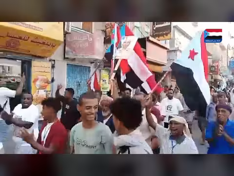 الحشود الشعبية بالمكلا تكسر الحواجز الأمنية