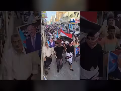 مسيرة جماهيرية في المكلا رفضاً لتدهور الأوضاع