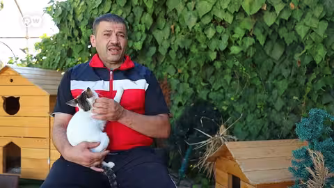 ريبورتاج سوريا: منقذ القطط في إدلب وثائقية دي دبليو