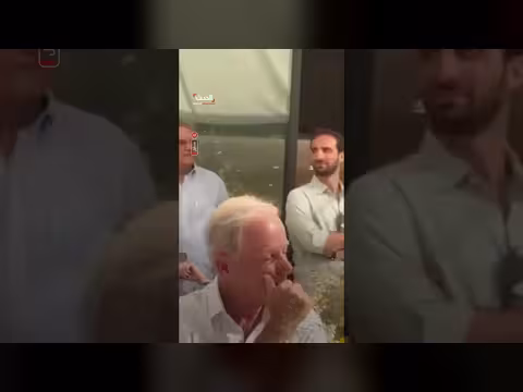 السفير الأميركي ميشال عيسى يبكي متأثراً بقصيدة زجلية عن لبنان