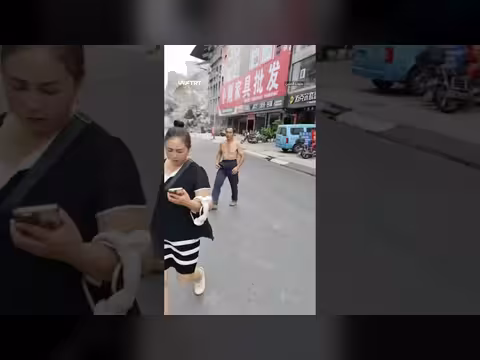انزلاق جبل في الصين يدفن منازل مع ساكنيها