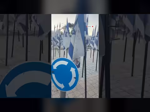 نشطاء يرشون الطلاء الأحمر على أعلام إسرائيل شمال رام الله