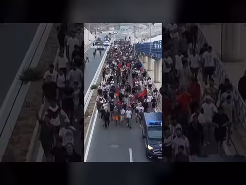 مرافقة قوات الأمن المهاجرين نحو الحدود في جيب سبتة الإسباني