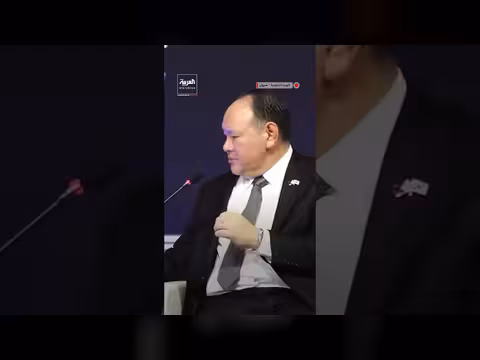 وزير دفاع الفلبين يقرأ مذكرة صينية علناً فوق منصة مؤتمر سيول