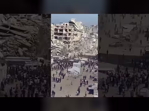 شاب فلسطيني ينهار حزناً على شقيقه بعد استهداف إسرائيلي في غزة
