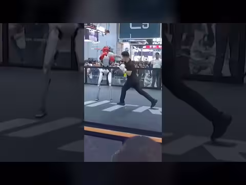 روبوت ينافس رجلاً في حلبة ملاكمة ببكين