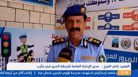 لوكاشينكو ينزل من مروحية حاملاً بندقية في القصر الرئاسي