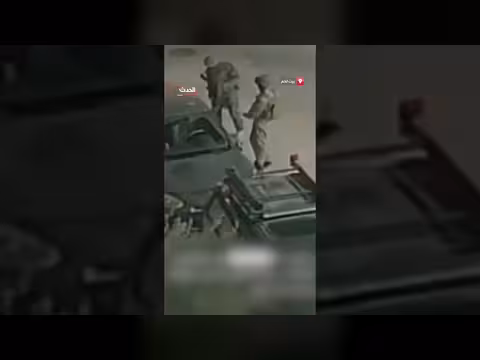 جنود إسرائيليون يدمّرون مركبة فلسطينية في بيت لحم