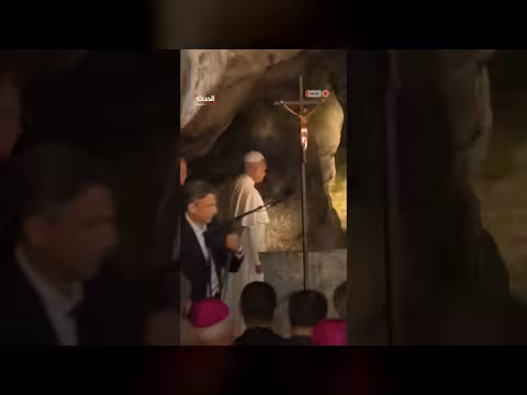 البابا ليو الرابع عشر يصلي من أجل السلام في مغارة الظهورات بفرنسا