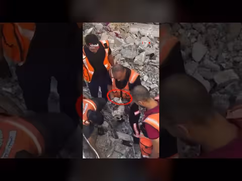 العثور على زجاجة حليب لطفلة بين أنقاض منزل عائلة عطالله بغزة
