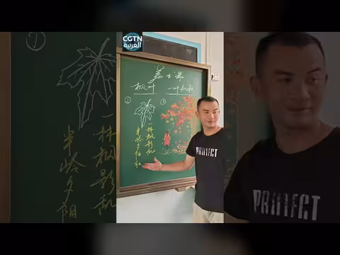 معلّم فنون من ذوي الإعاقة السمعية يرسم عالمًا ملوّنًا للأطفال