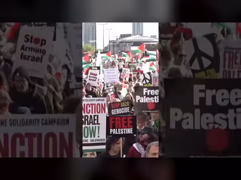 آلاف يتظاهرون تضامناً مع فلسطين في الذكرى الثالثة للحرب