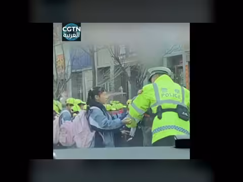 شرطي مرور يتعانق مع تلاميذ بعد مرافقتهم لعبور الطريق
