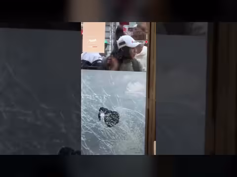 مواطن مصري يوثق محاصرته داخل متجر بميلانو الإيطالية