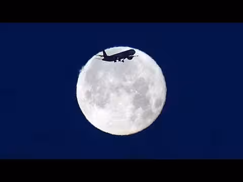 قمر الفراولة النادر يضيء سماء لشبونة