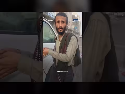 سائق باص في عدن يغلق أبواب مركبته بقفل كبير
