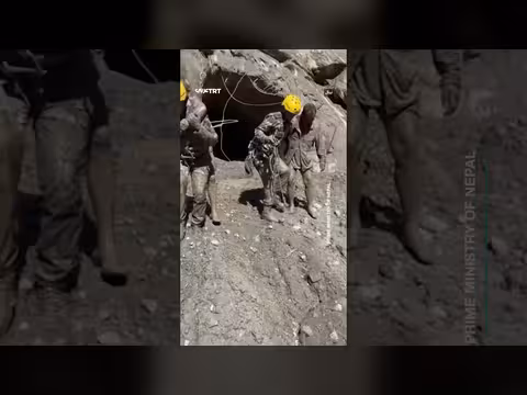 إنقاذ عالقين داخل نفق مشروع كهرومائي غمرته الفيضانات في نيبال