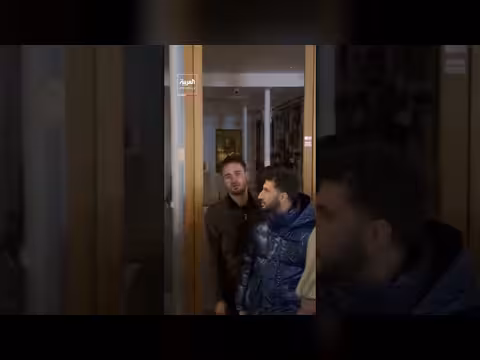 امرأة فرنسية تدافع عن متجرها بعصا طويلة وسط أعمال شغب