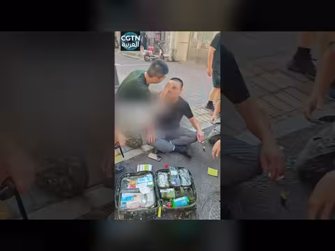 جنود الشرطة المسلحة ينقذون رجلاً من ضربة شمس