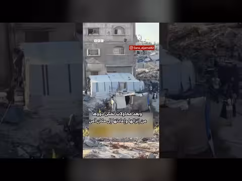 رضيعة فلسطينية تحبو فوق سقف خيمة نزوح في غزة