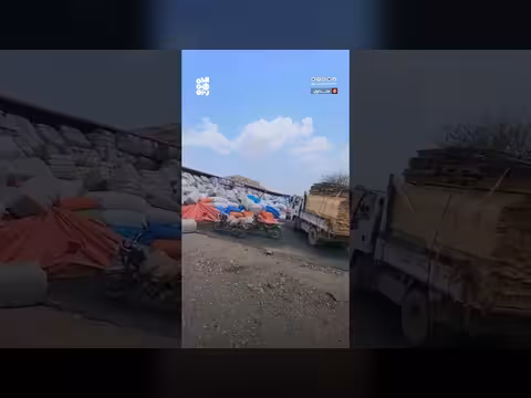 انقلاب شاحنة في الضالع يقطع طريق عدن صنعاء