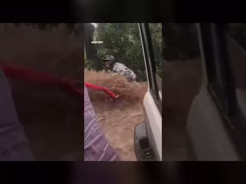 إنقاذ شخص عالق في الفيضان باستخدام شال عروس