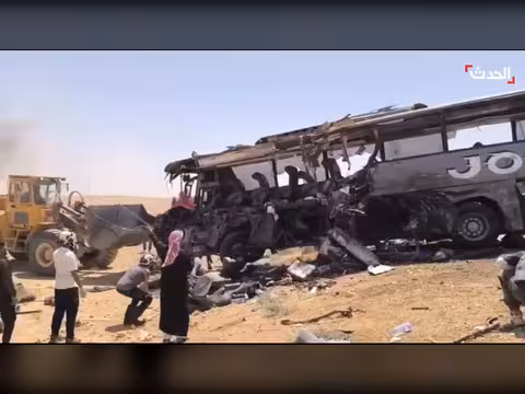 الحدث ترصد حجم الدمار في موقع تصادم حافلتين