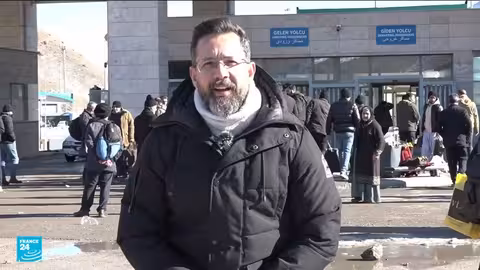 إيرانيون في فان التركية للاطمئنان على عائلاتهم