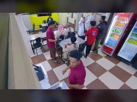 مشادة كلامية بين عامل ومديره بسبب تأخره لإنقاذ والدته