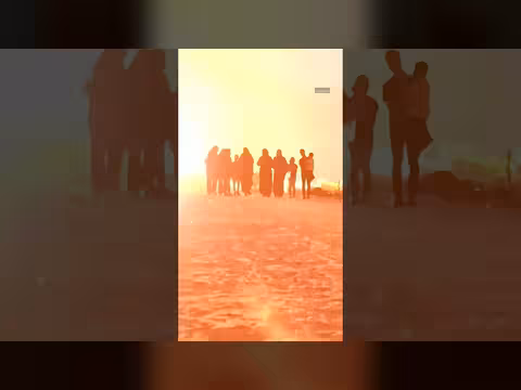 نساء فلسطينيات يهربن من غارة إسرائيلية في غزة
