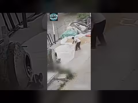 رجل مسن ينقذ محصول جيرانه قبل هطول الأمطار