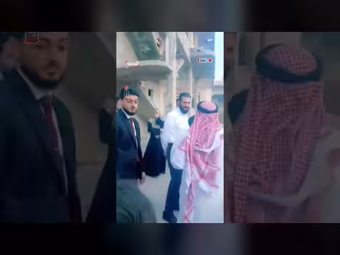 الرئيس السوري الشرع يتفقد شوارع درعا المدمرة ويلتقي الأهالي